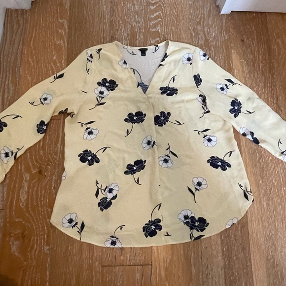 Long-sleeve Floral Blouse - Picture 4 of 4